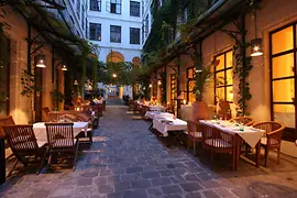 Ambiance du soir dans le jardin de l'aubergiste Durchhaus