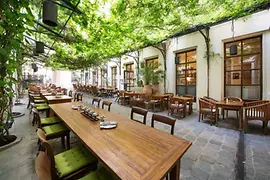 Tables couvertes dans le jardin d'hôtes de Klaus Prokop