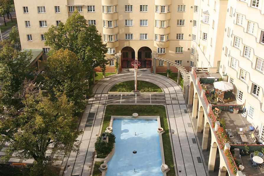 Edificio de vivienda social, Reumannhof, patio interior con piscina 