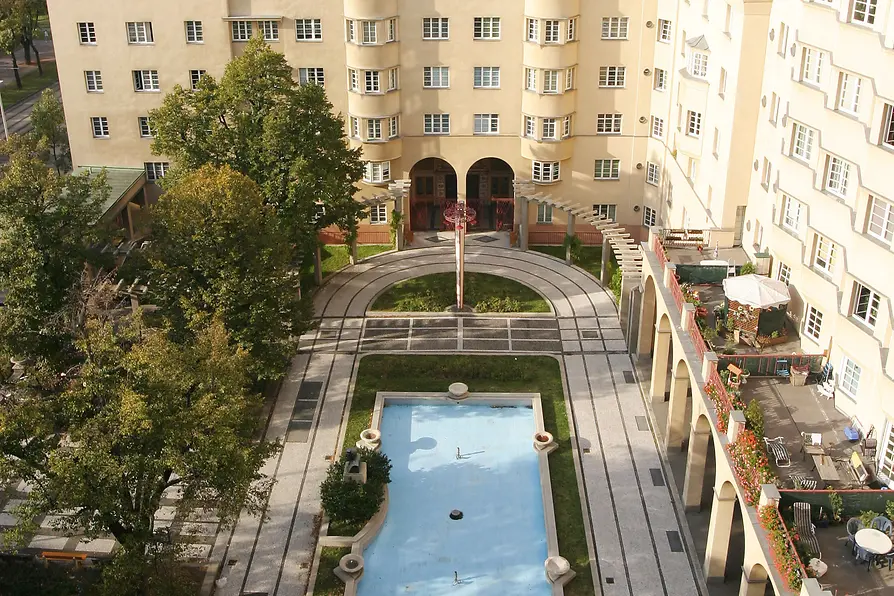Social housing building, Reumannhof, swimming pool