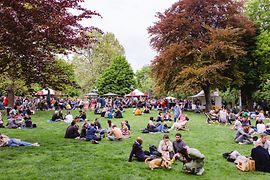 Gente visitando el Genussfestival en el Stadtpark de Viena