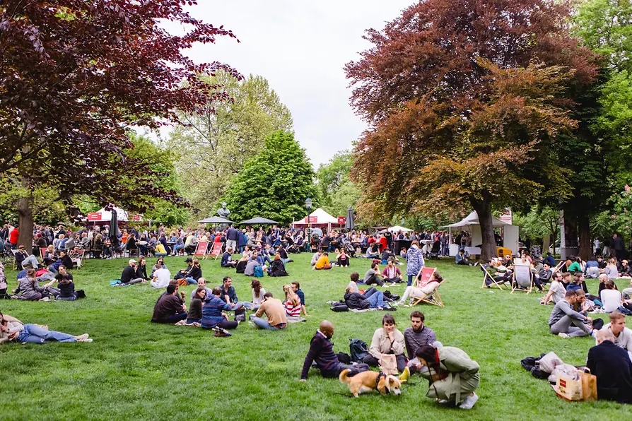 Menschen beim Genuss-Festival im Wiener Stadtpark 