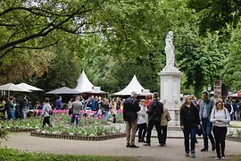 Menschen beim Genuss-Festival im Wiener Stadtpark 