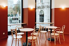 Cafetería vienesa con sillas Thonet
