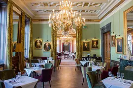 Café restaurante Gerstner, Palais Todesco, vista del interior, mesas puestas