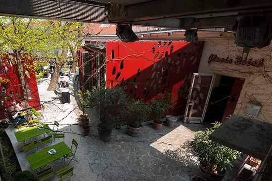 Glacis Beisl, Außenansicht mit Blick in den Gastgaten mit Gästen 