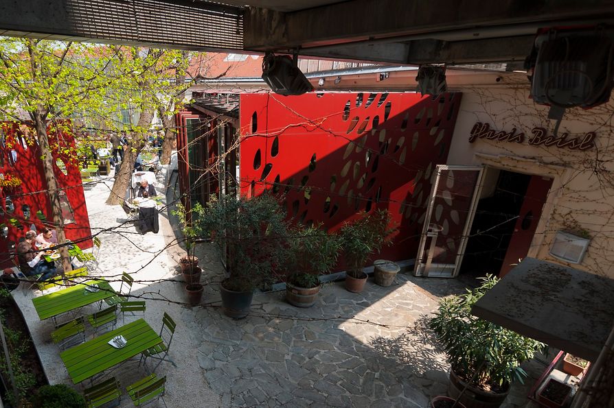 Glacis Beisl, vedere exterioară cu perspectivă asupra terasei cu clienţi 