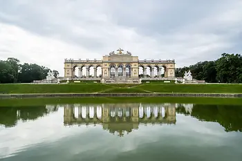 Parcul Palatului Schönbrunn cu vedere la Gloriette