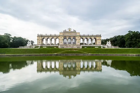 Parcul Palatului Schönbrunn cu vedere la Gloriette