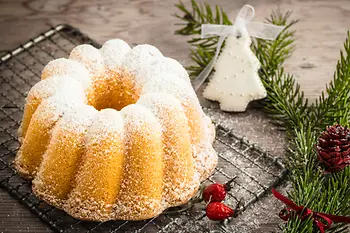 Bundt cake with mulled wine