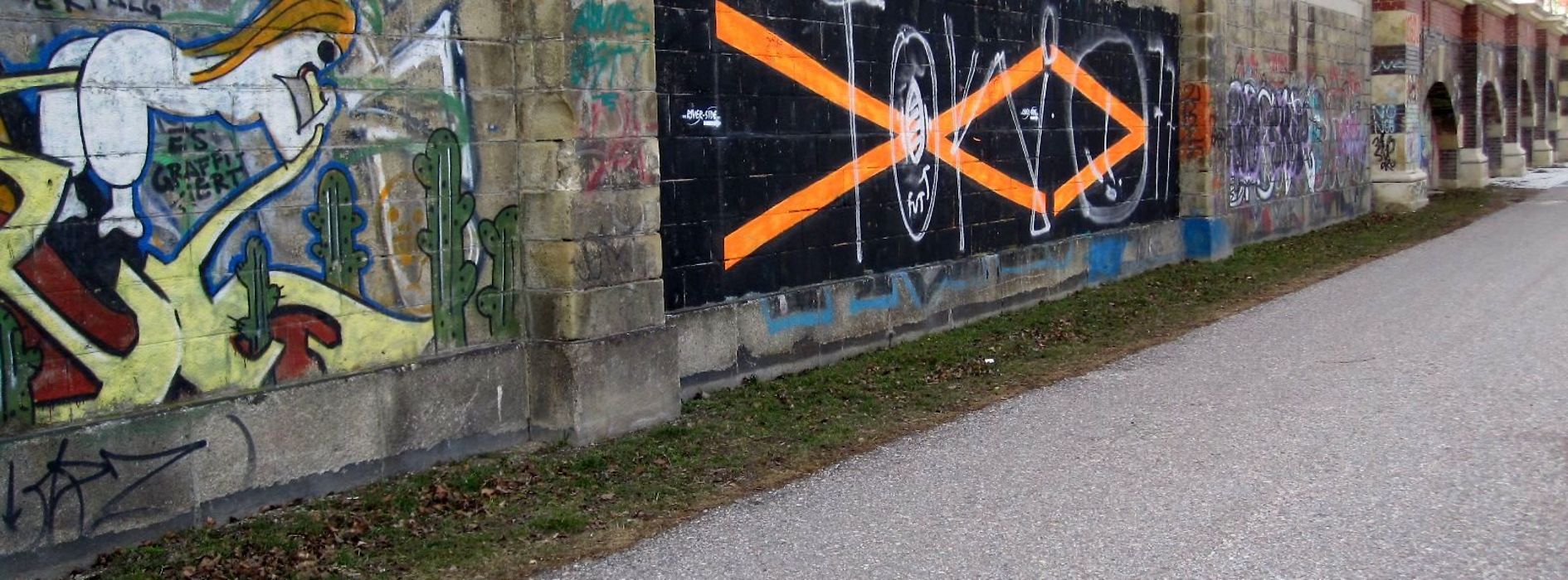 Graffiti a Duna-csatornánál