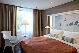 Cameră de hotel cu perspectiva unui decor verde 