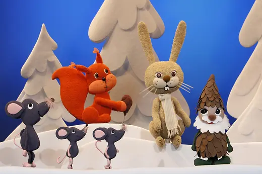 Hase Hoppla und der Weihnachtsbaum (Hoppla Hare and the Christmas Tree), animal figures in a Christmas backdrop: hare, pinecones, mice, squirrels 