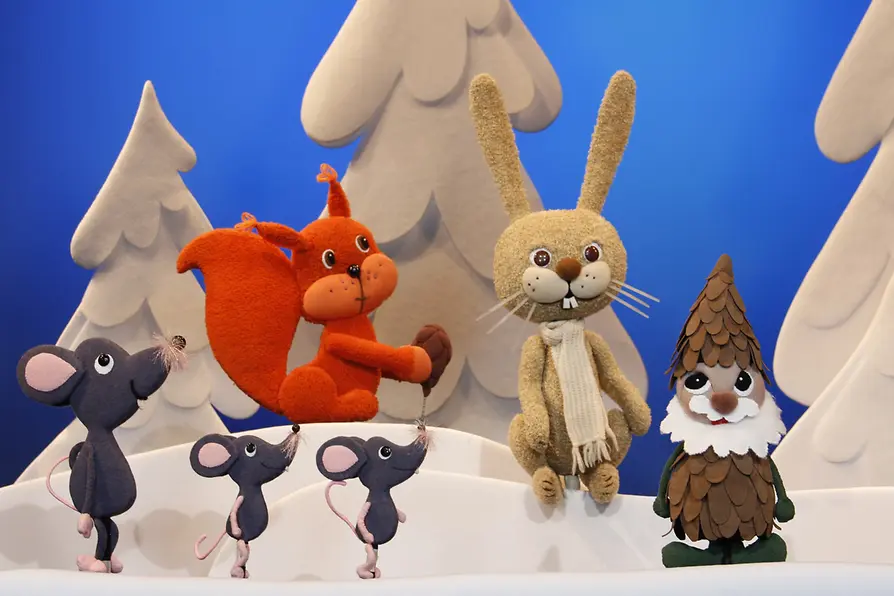 Hase Hoppla und der Weihnachtsbaum (Hoppla Hare and the Christmas Tree), animal figures in a Christmas backdrop: hare, pinecones, mice, squirrels 