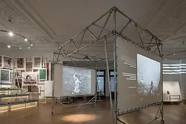 Veduta della mostra con installazione video