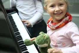 La Maison de la Musique, des enfants jouent piano