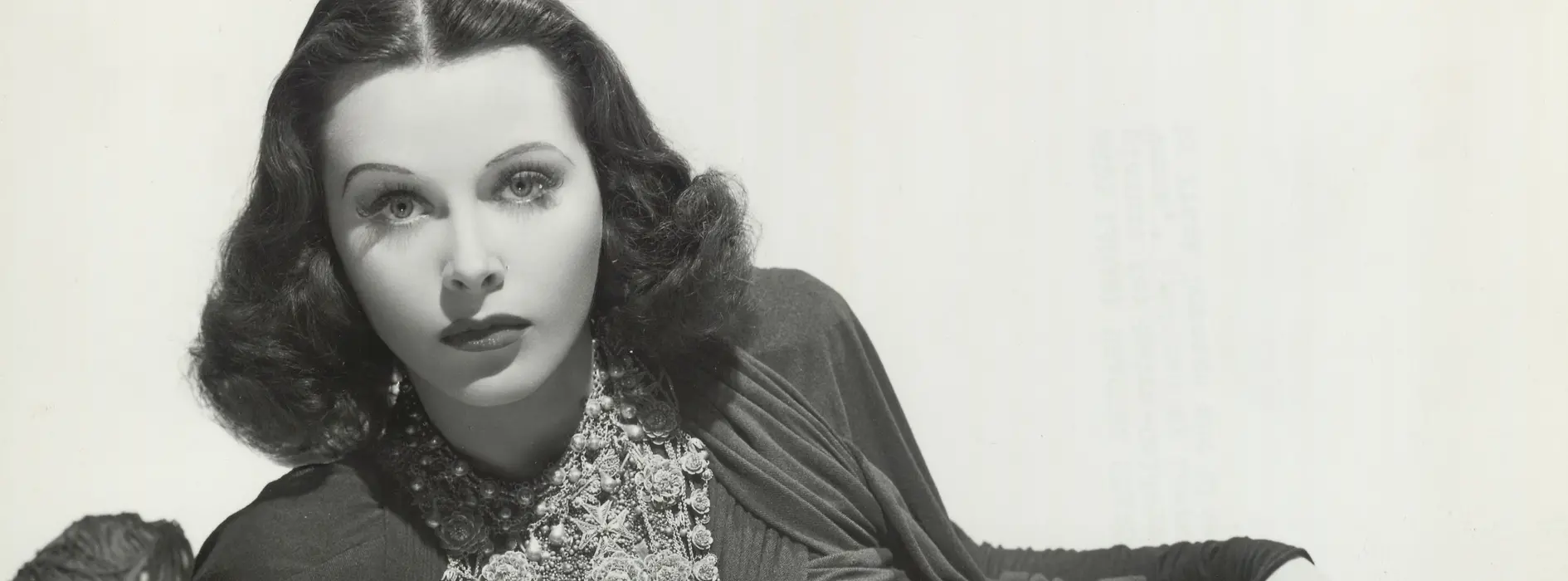 Hedy Lamarr liegend auf der Couch