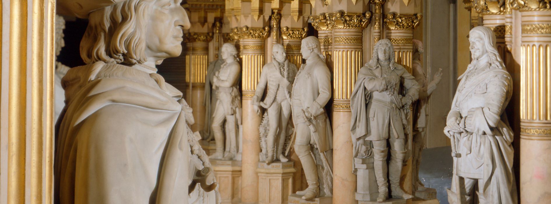 Statues dans le hall des généraux en chef au Musée de l'Histoire militaire