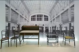 Mueble de la Caja Postal de Ahorros de Viena, diseño de Otto Wagner, modelo de los hermanos Thonet, Viena en 1904/1906
