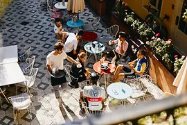 Café dans la cour intérieure de l'Hotel am Brillantengrund – des personnes prennent un café 
