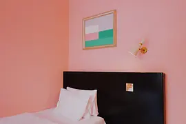 Hotelzimmer mit rosa Wand und Vinatge Interior im Hotel am Brillantengrund