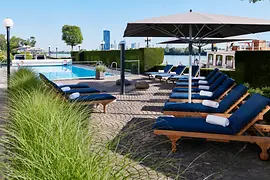 Piscina exterior con tumbonas para relajarse