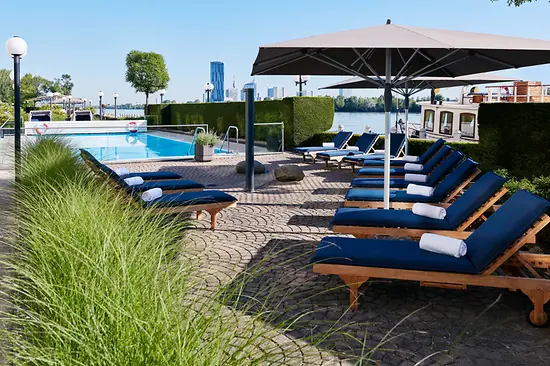 Piscine extérieure avec chaises longues
