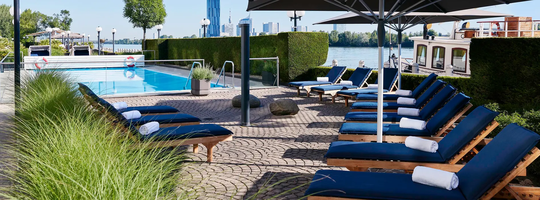 Piscina exterior con tumbonas para relajarse
