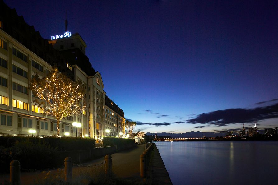 Ansicht eines Hotels an der Donau bei Nacht