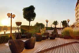 Terrasse an der Donau im Sonnenuntergang
