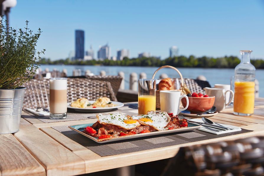 Table dressée pour le petit-déjeuner au bord du Danube