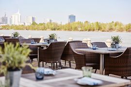 Terrazza con tavoli sul Danubio