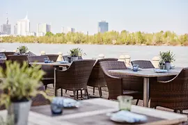 Terrasse mit Tischen an der Donau