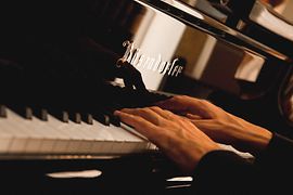 Pianoforte Bösendorfer all’Hotel Imperial, foto scattata da vicino con mani che suonano