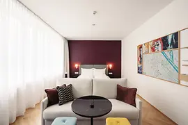 Chambre d'hôtel avec mur violet à l'Hotel Schani Salon 