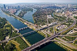Blick auf Wien und Donau aus Helikopter
