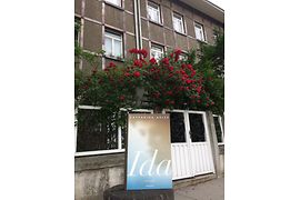 Libro “Ida” davanti alla casa nella Vegagasse a Döbling