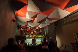 if dogs run free, Innenansicht mit Blick auf die Bar 