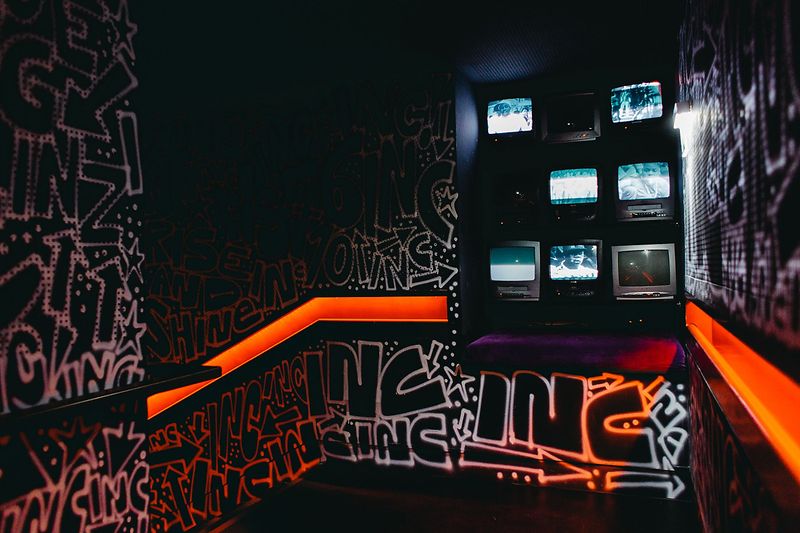 Stiegenabgang mit Graffiti in einem Club