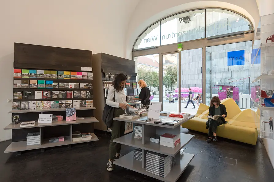Innenansicht des Architekturzentrums mit schmökernden Besuchern
