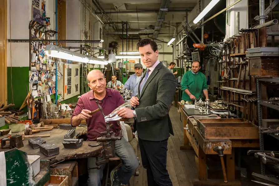 Jean-Paul Vaugoin con un empleado de su taller