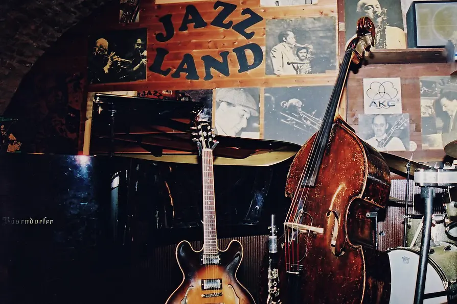 Bühne des Jazzclubs \"Jazzland\", mit Klavier, Gitarre, Bass, Klarinette