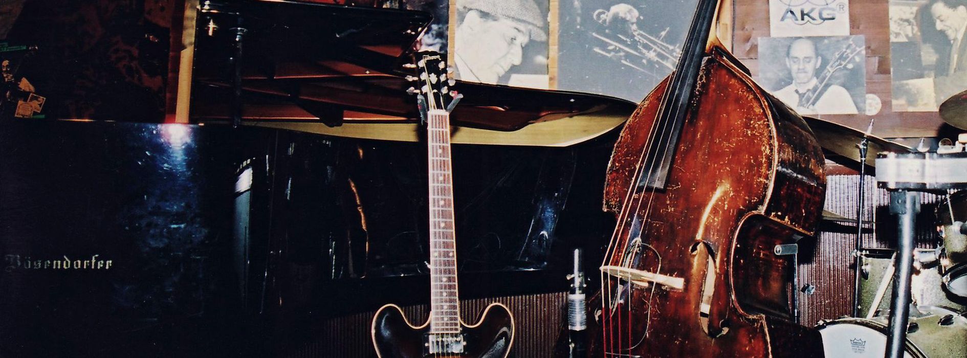 Bühne des Jazzclubs "Jazzland", mit Klavier, Gitarre, Bass, Klarinette