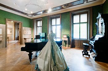 Johann Strauss Wohnung, grün tapezierter Raum mit Flügel, Kleiderpuppe