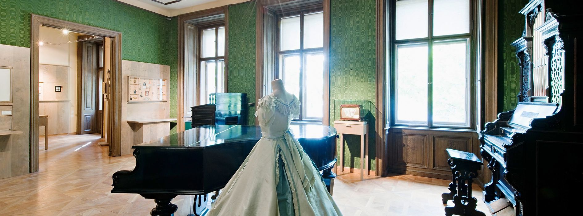 Johann Strauss Wohnung, grün tapezierter Raum mit Flügel, Kleiderpuppe