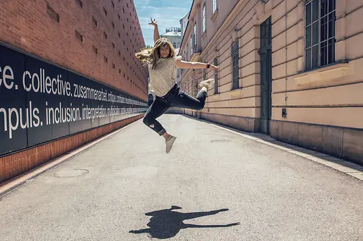 Nina Saurugg bei einem Luftsprung im MuseumsQuartier