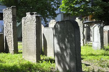 Старые еврейские надгробные плиты