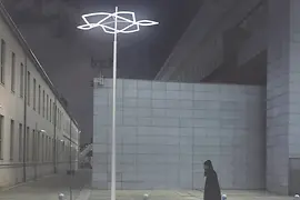 Instalación luminosa en el Altes AKH en forma de estrella de David torcida