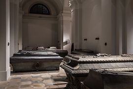 Salle contenant des cercueils