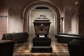 Cercueils dans une salle, cercueil avec couronne et orbe crucigère